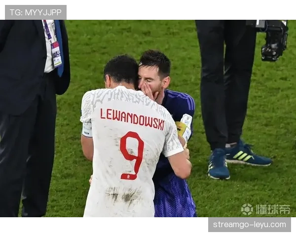 莱万与梅西巅峰对决引热议，双双入围金球奖成焦点