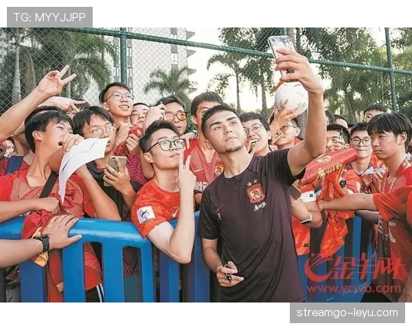 广州队球迷热情助威，球队状态回升剑指佳绩